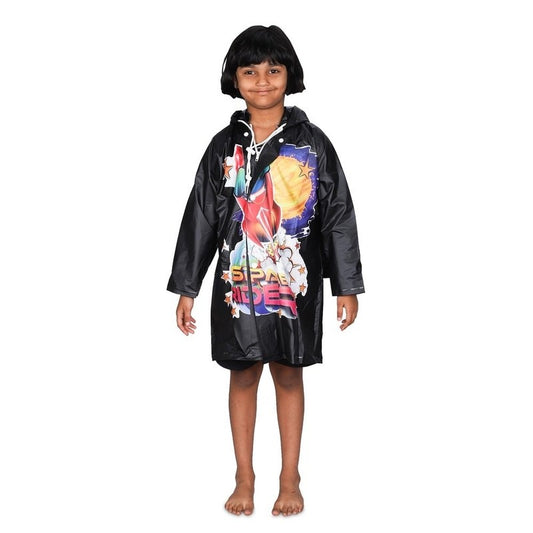 THE CLOWNFISH Toon Caper Series Kids Waterproof PVC Longcoat with Adjustable Hood & Extra Space for Backpack/Schoolbag Holding. Printed Plastic Pouch. Kid Age-3-4 years (Jet Black)