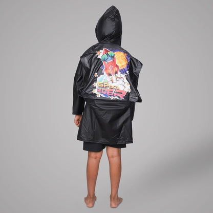 THE CLOWNFISH Toon Caper Series Kids Waterproof PVC Longcoat with Adjustable Hood & Extra Space for Backpack/Schoolbag Holding. Printed Plastic Pouch. Kid Age-3-4 years (Jet Black)