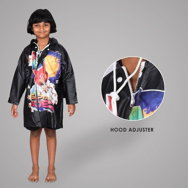 THE CLOWNFISH Toon Caper Series Kids Waterproof PVC Longcoat with Adjustable Hood & Extra Space for Backpack/Schoolbag Holding. Printed Plastic Pouch. Kid Age-3-4 years (Jet Black)