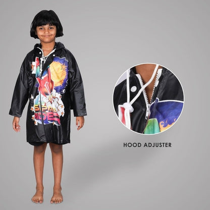 THE CLOWNFISH Toon Caper Series Kids Waterproof PVC Longcoat with Adjustable Hood & Extra Space for Backpack/Schoolbag Holding. Printed Plastic Pouch. Kid Age-3-4 years (Jet Black)