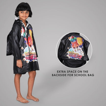 THE CLOWNFISH Toon Caper Series Kids Waterproof PVC Longcoat with Adjustable Hood & Extra Space for Backpack/Schoolbag Holding. Printed Plastic Pouch. Kid Age-3-4 years (Jet Black)