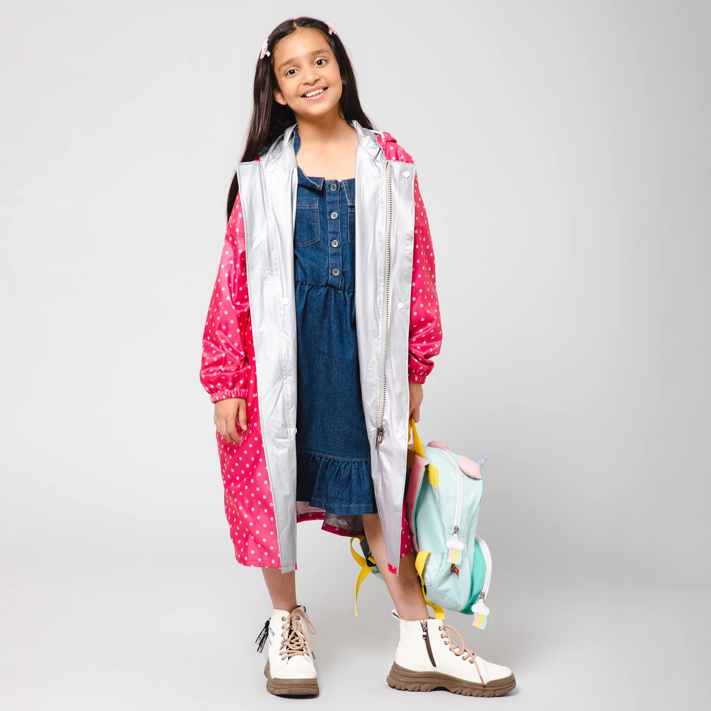 THE CLOWNFISH Drizzle Dot Series Kids Raincoat Waterproof Polyester Double Coating Reversible Longcoat with Hood and Reflector Logo at Back. Printed Plastic Pouch. Kid Age-5-6 years (Bubblegum Pink)